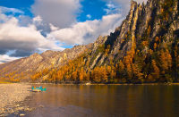 Где осень скалы засыпает хвоей