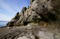 море "съедает" скалу