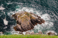 Море бьётся о каменный выступ