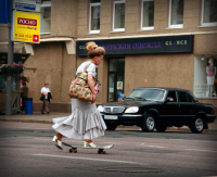 бабуля в каблуках и на скейте