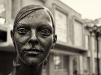 девушка-памятник