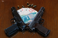 карты, деньги, два ствола