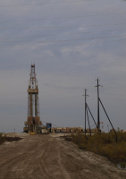 добывает нефть