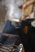 Из горячего колодца, через нос водица льется...