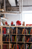 Красный бегемотик следит за тобой