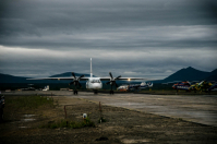 а небо манит самолеты...