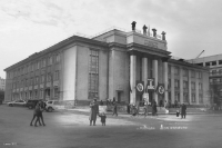 "смотри он из будущего )"