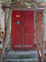 Дверь туда.... или оттуда...?