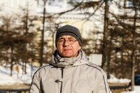 На зимнем солнце щуря взгляд