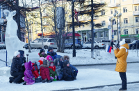 ледяных дел мастера с детворой