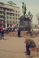 никто...никого...не знает