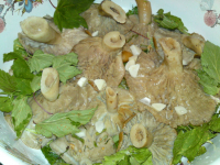 У всех грибы под кустом, а у меня - на столе. Соленые грузди.