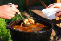 Натюрморт с руками.)