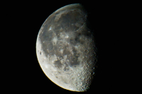 Луна в натуральных цветах