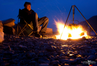 На берегу у костра