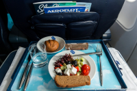 Легкий салат на борту самолета