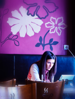 Кофейня. Девушка. Планшет.