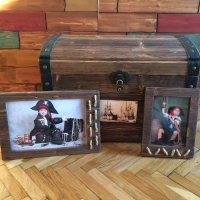 Сундук и фоторамки
